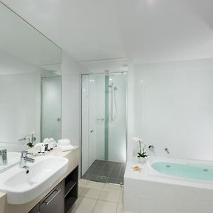 Three-Bedroom Apartment Spa Bath Water View