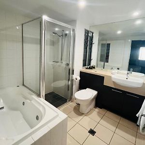 One-Bedroom Apartment Spa Bath Water View